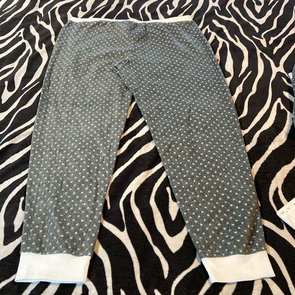 Pajama Set by Nicole Miller Brand. EUC! - Picture 16 of 16